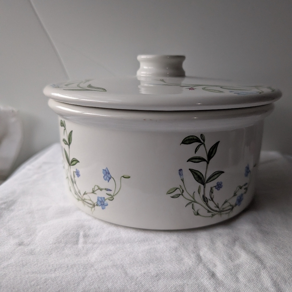 Portmeirion Queen's Hidden Garden Periwinkle Blue Floral Casserole Pot & Cover - Picture 3 of 14